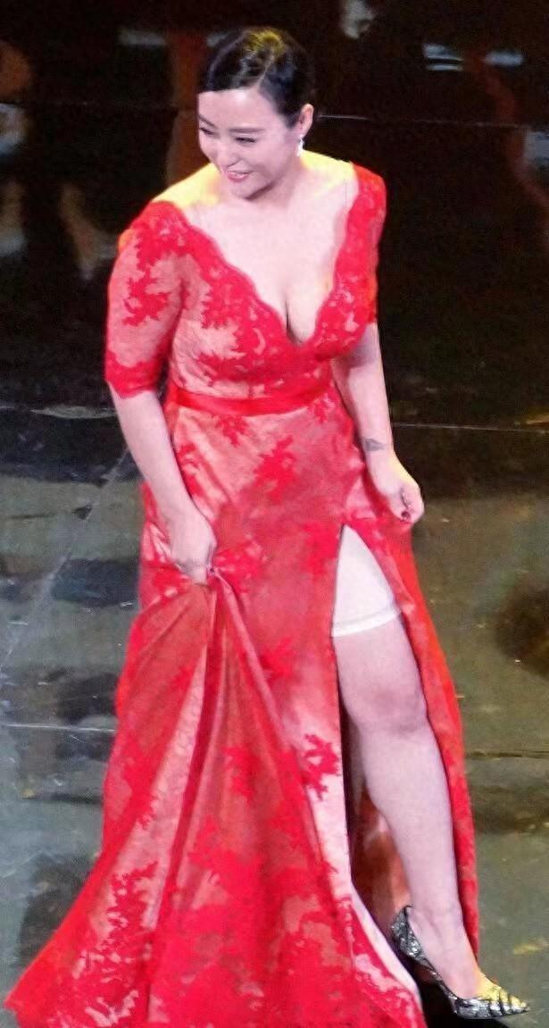 “郝蕾”真是微胖界的女神，红裙蕾丝秀出好身材，“事业线”抢镜，凹凸有致太迷人！插图