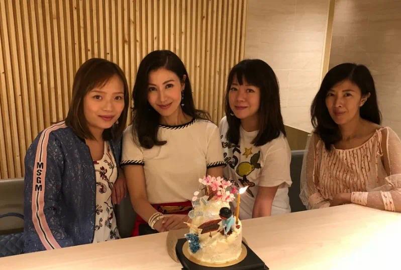 李嘉欣过生日，60岁姐姐风采不减当年，美貌抢镜！离婚后再嫁豪门插图1